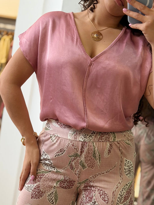 BLUSA ACETINADA EM V