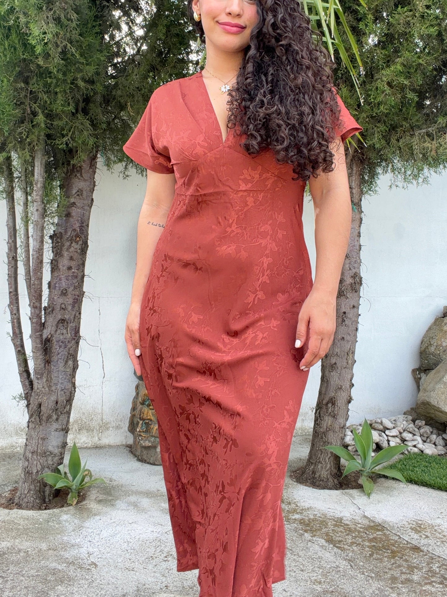 VESTIDO ACETINADO TEXTURA FLORAL