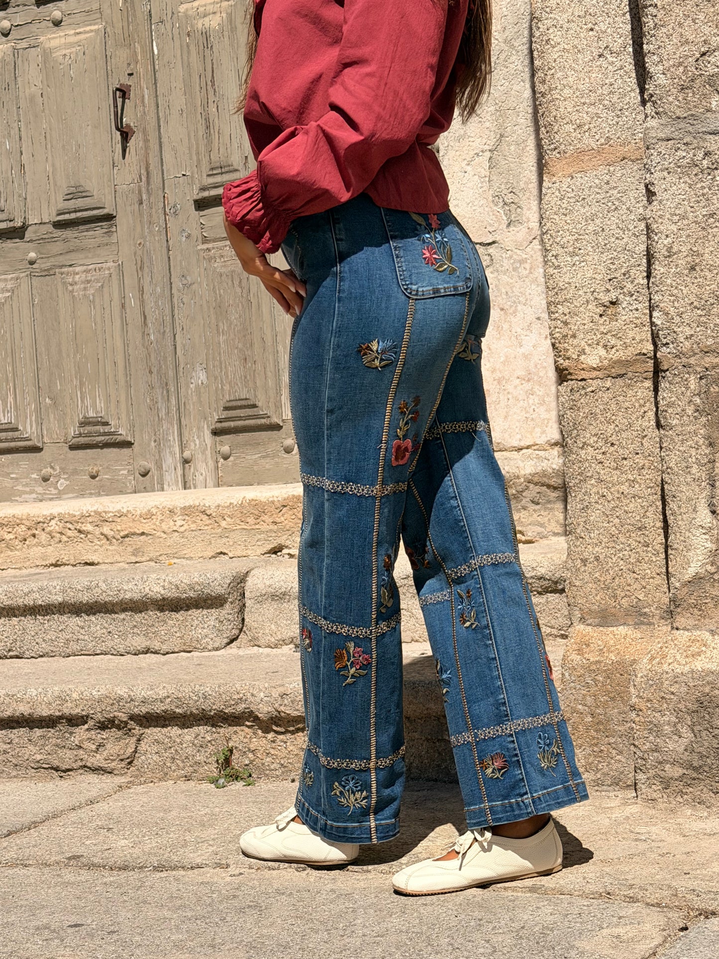 CALÇA FLORES BORDADAS