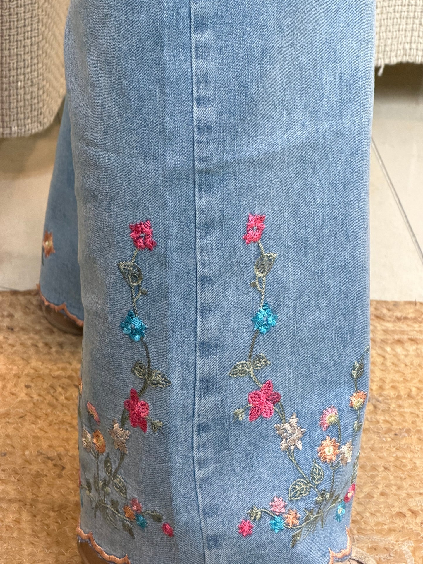 JEANS BORDADOS FLORAIS