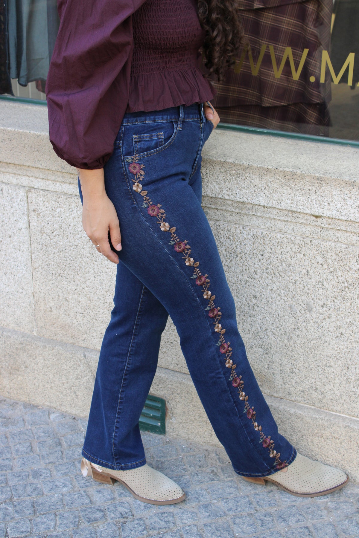CALÇA DE GANGA COM BORDADOS