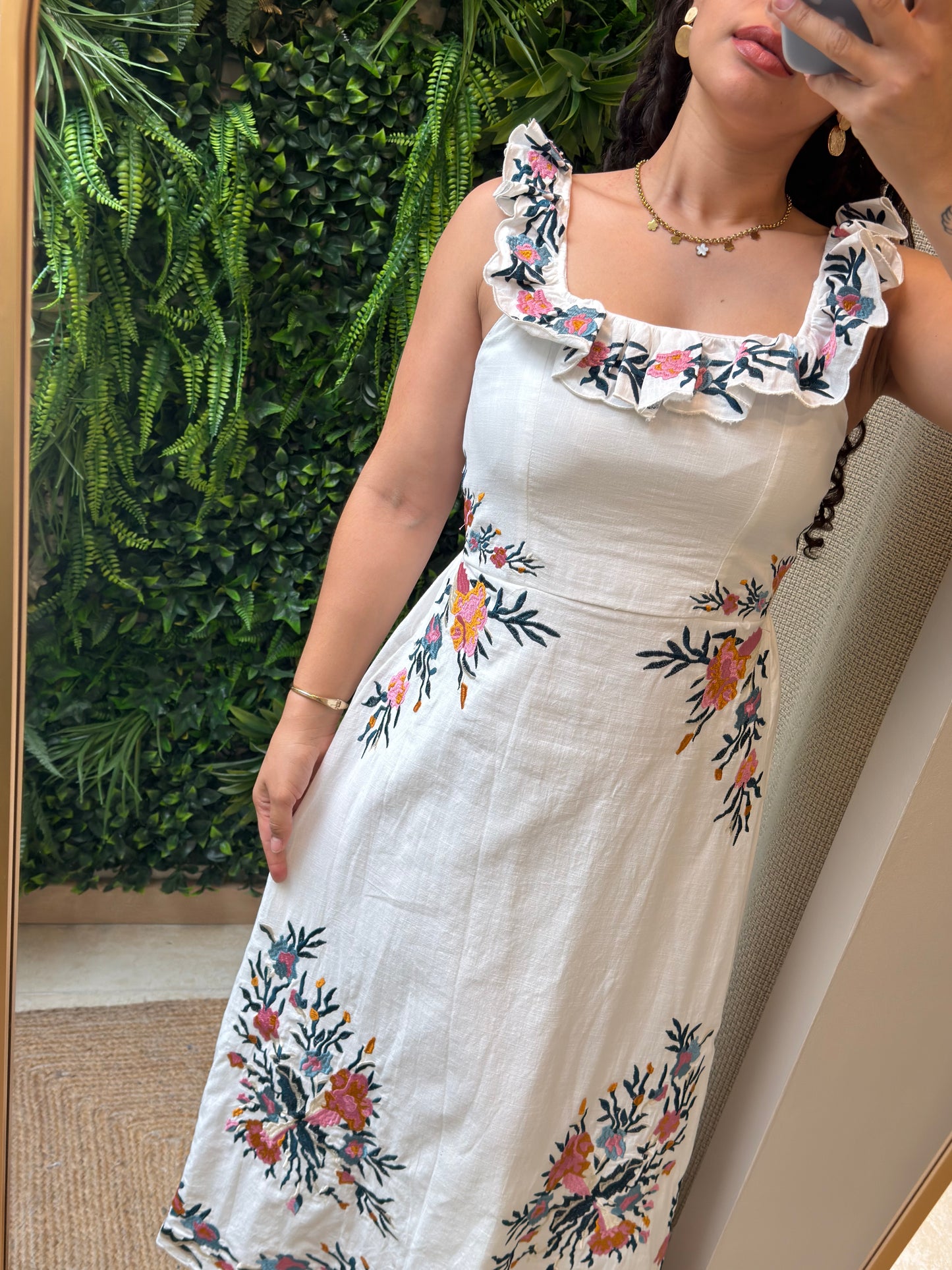 VESTIDO BRANCO COM BORDADOS