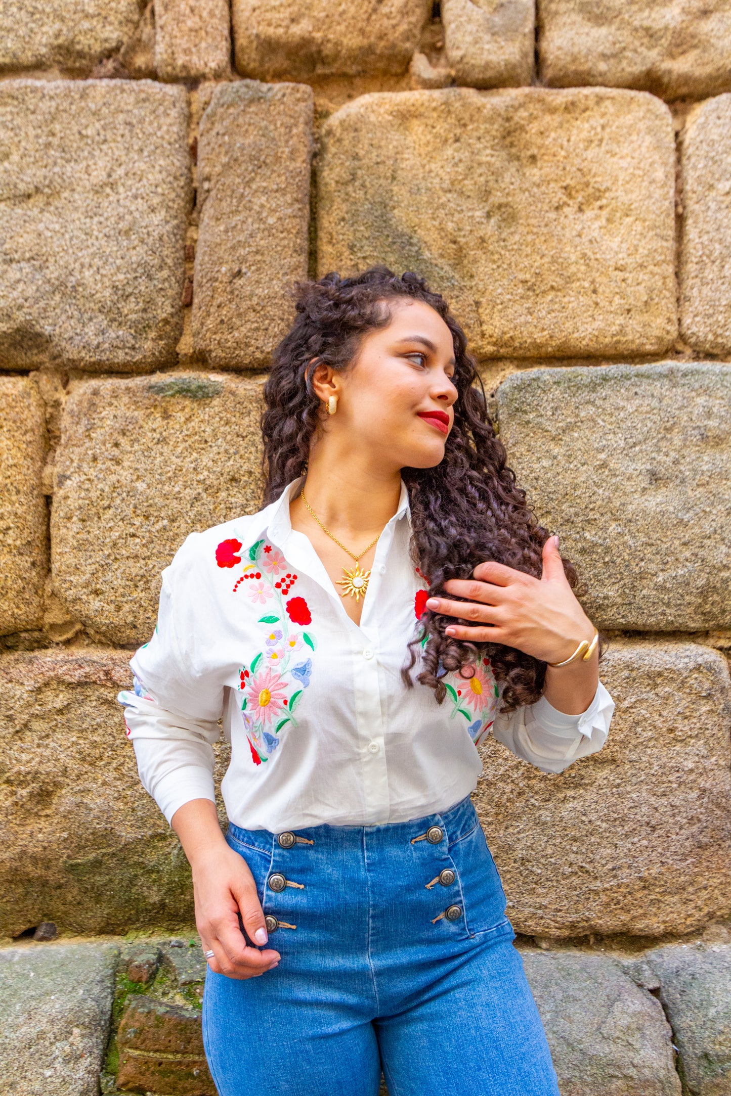 CAMISA BRANCA COM BORDADOS