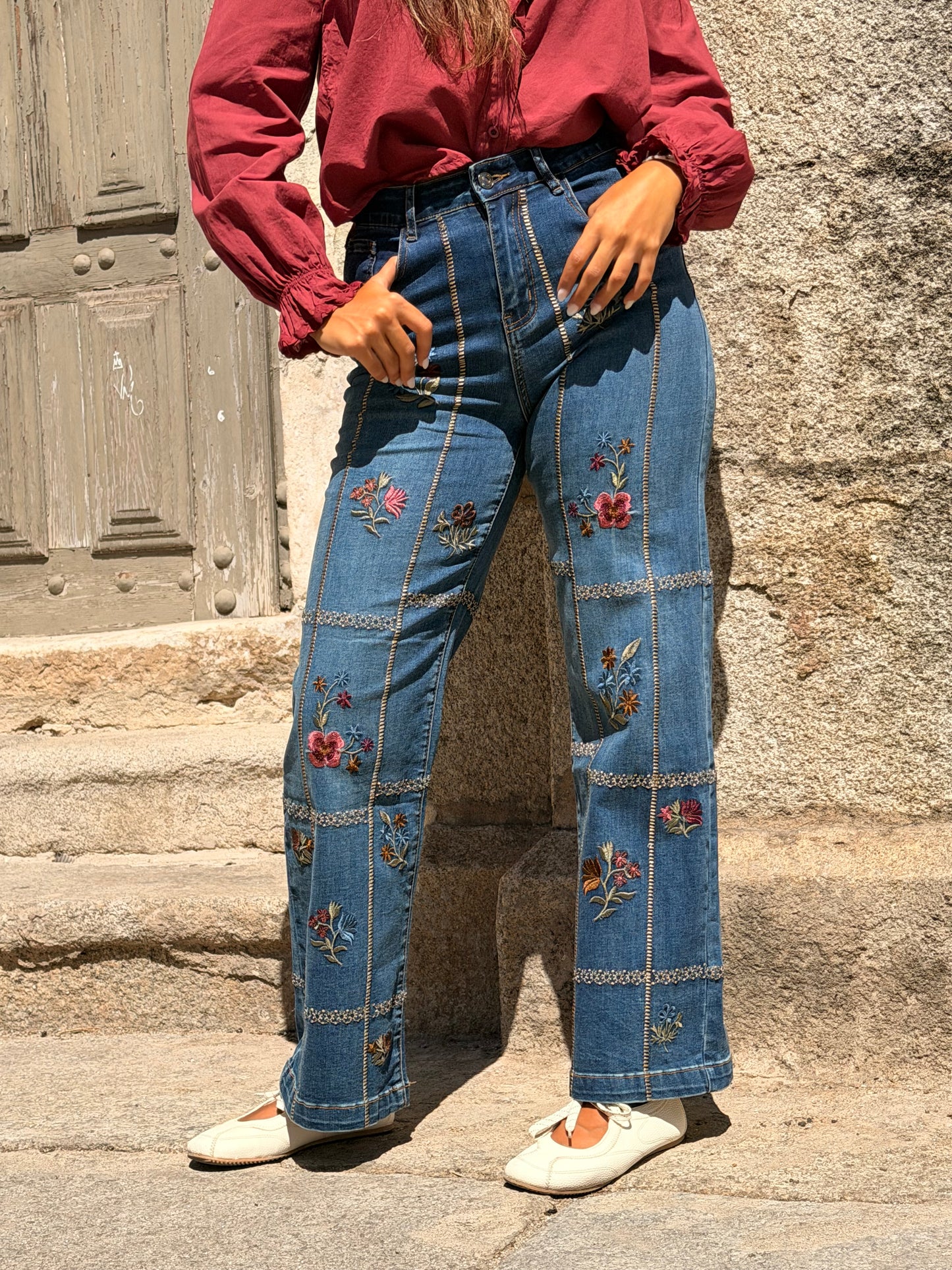 CALÇA FLORES BORDADAS