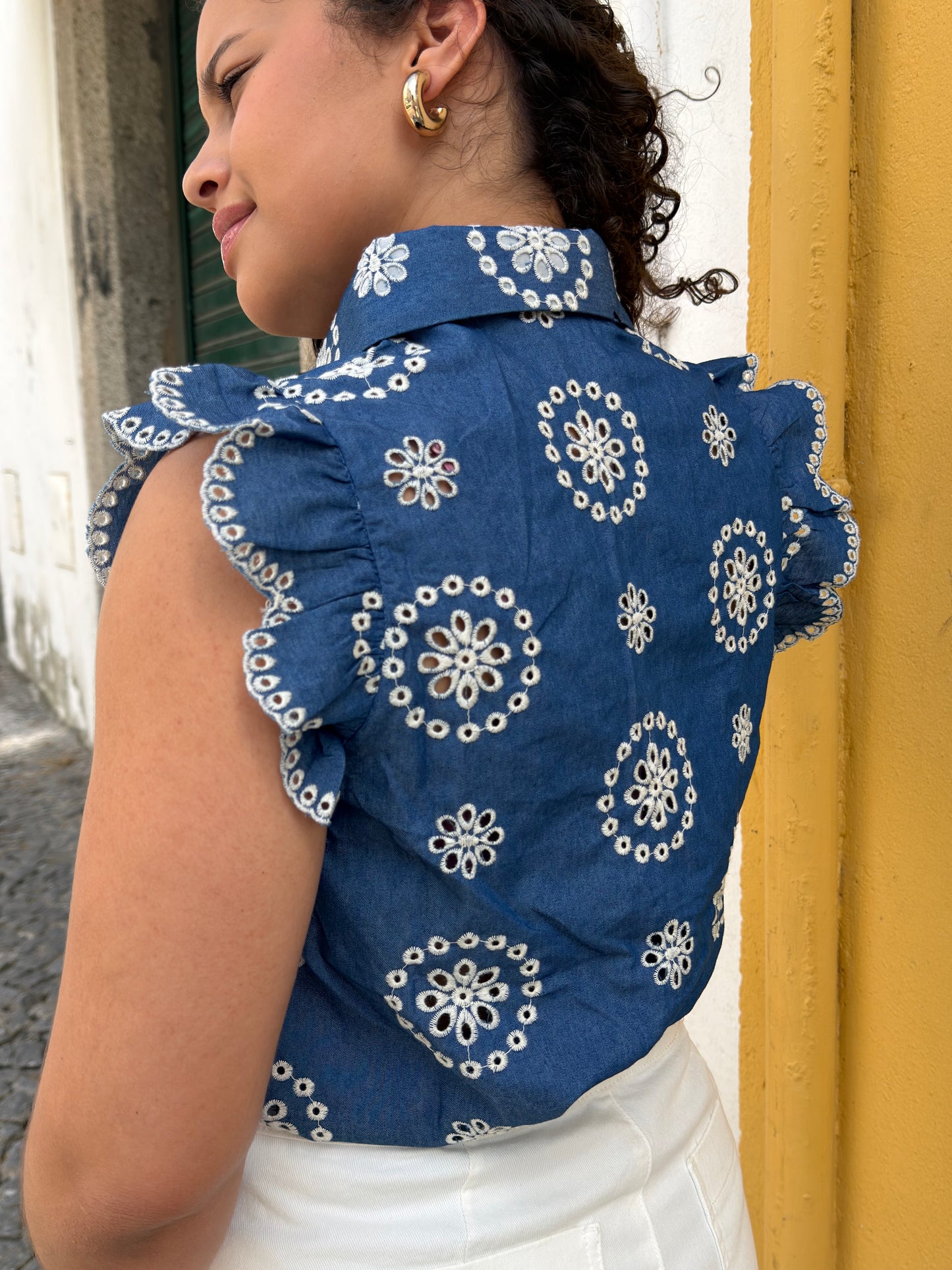 CAMISA AZUL COM BORDADOS