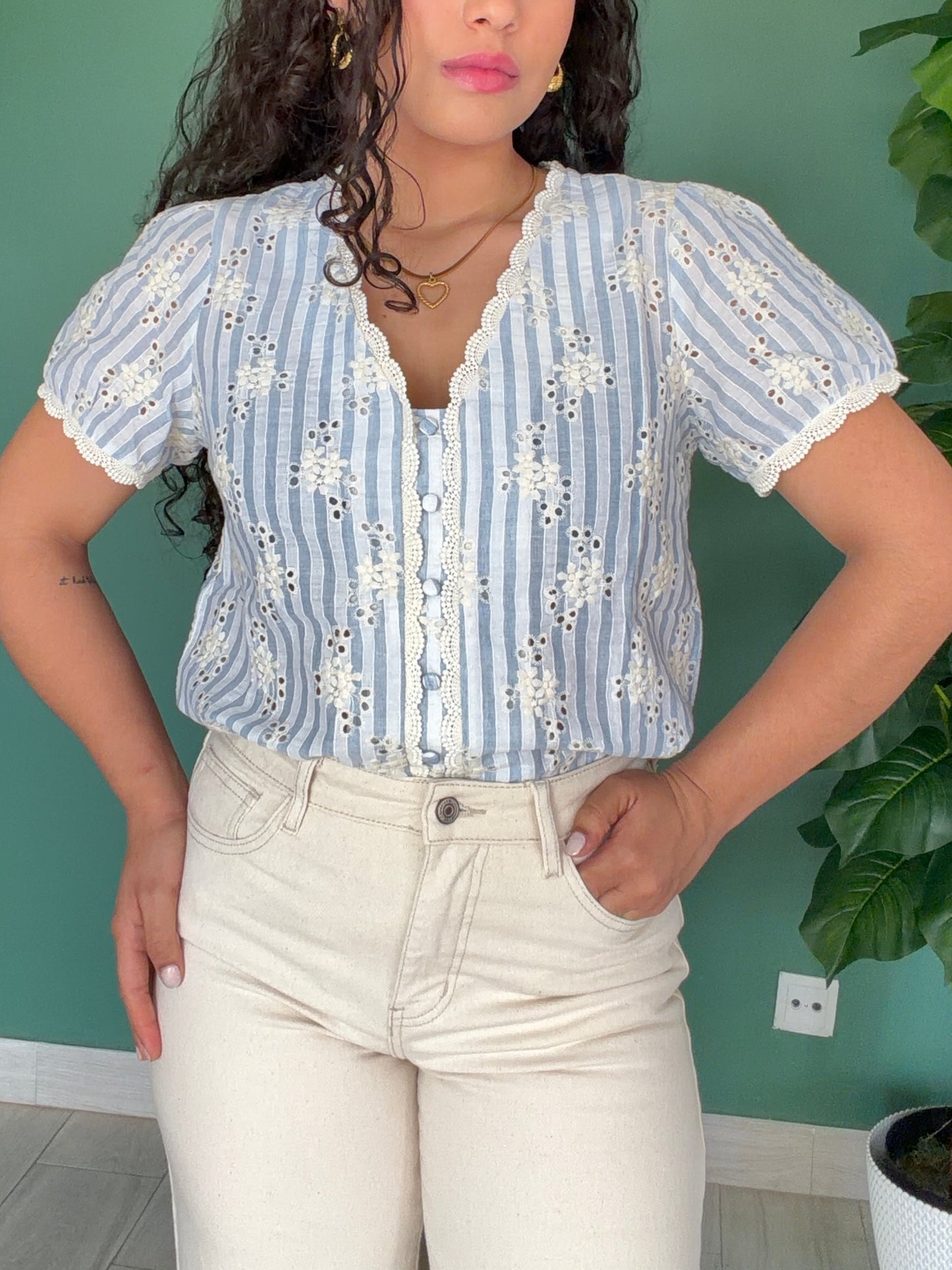 CAMISA RISCAS COM BORDADOS