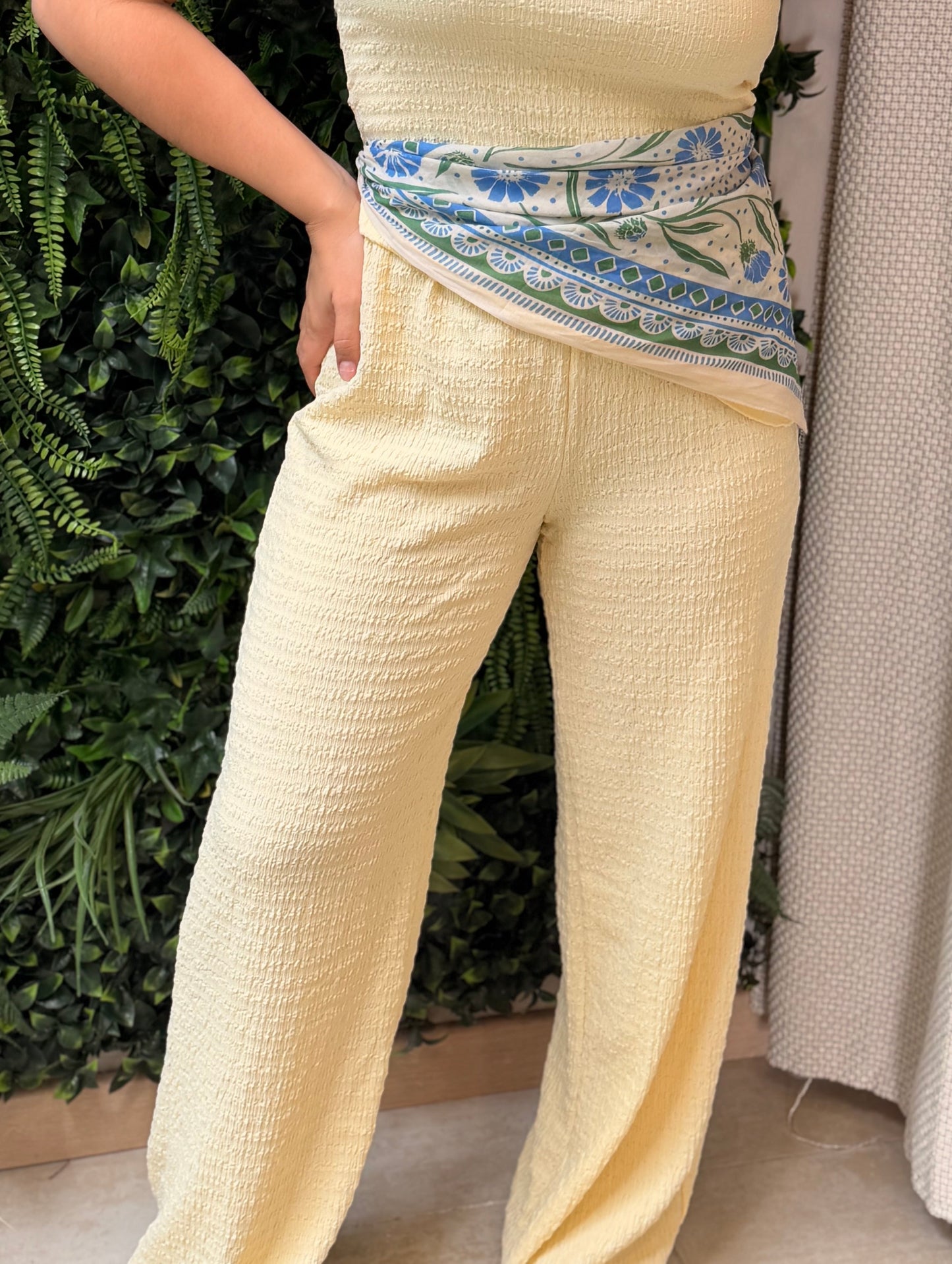 CALÇA TEXTURA AMARELO MANTEIGA