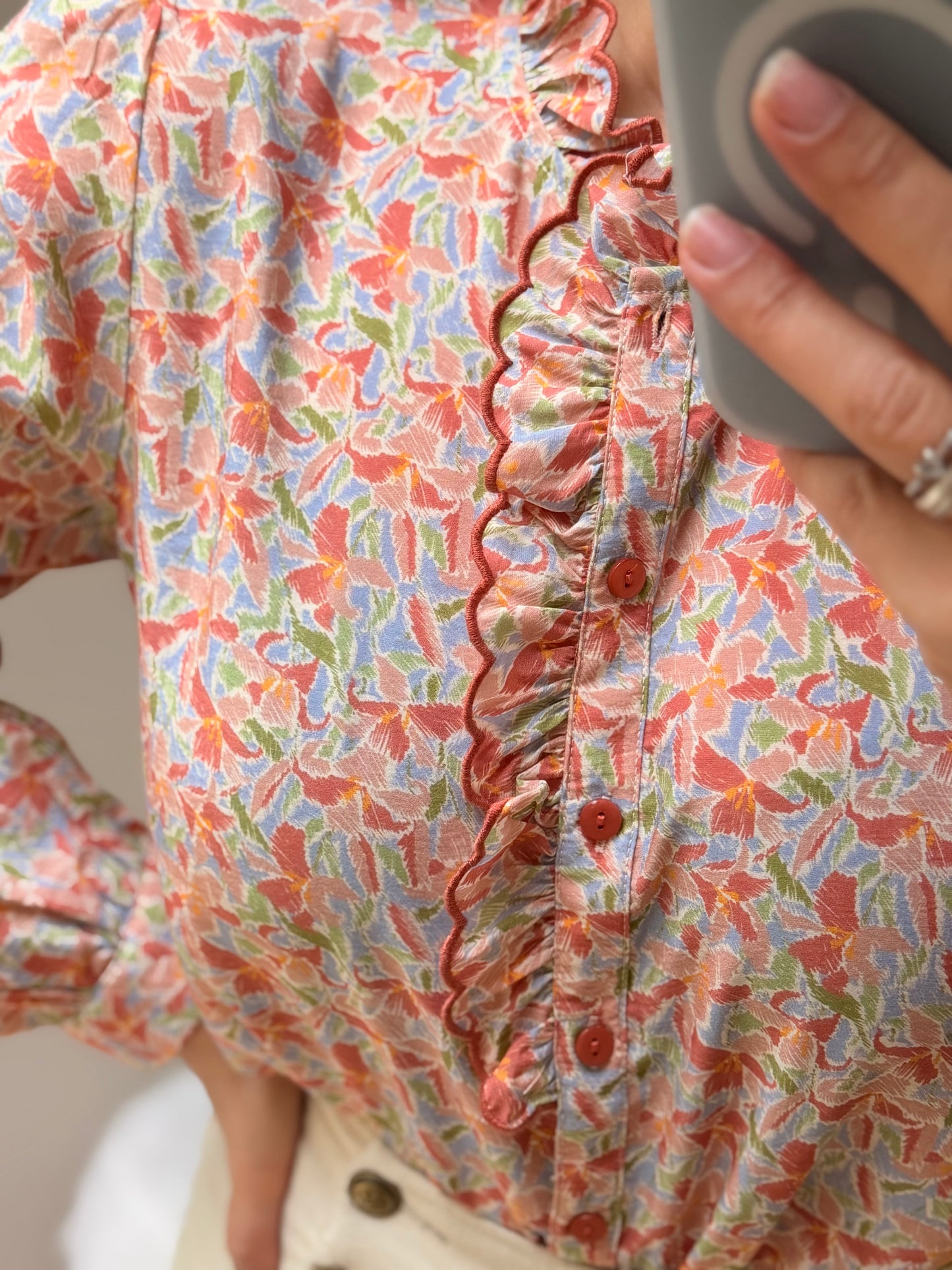 CAMISA FLORAL COM FOLHOS
