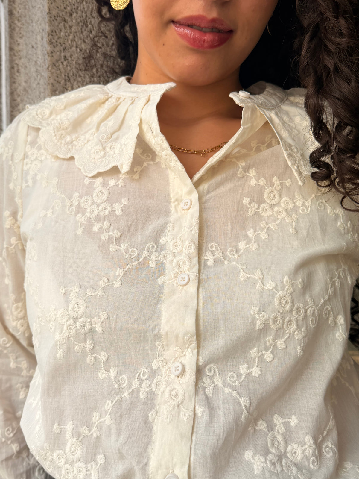 CAMISA BEGE BORDADA C GOLA