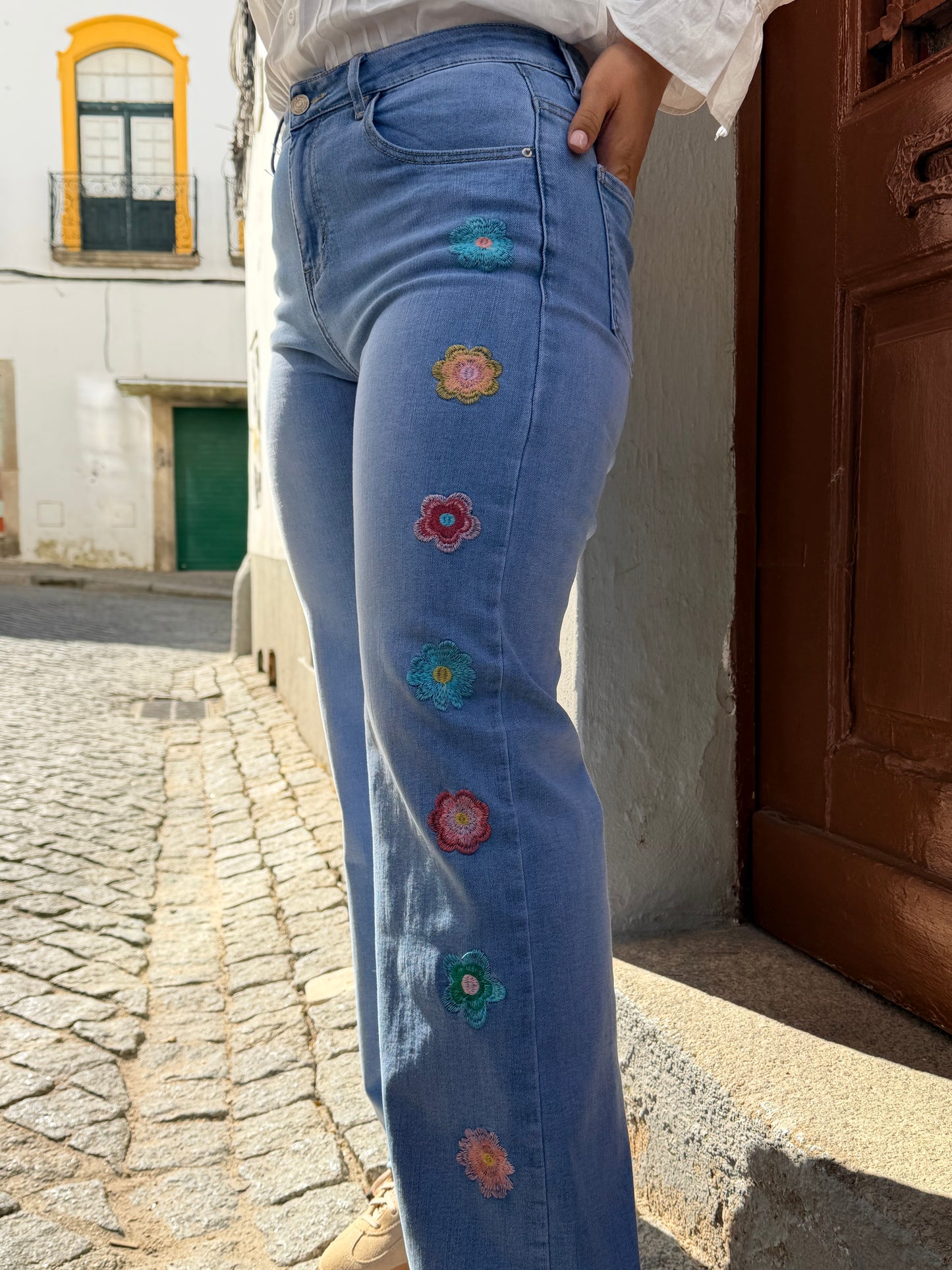 JEANS FLORES BORDADAS