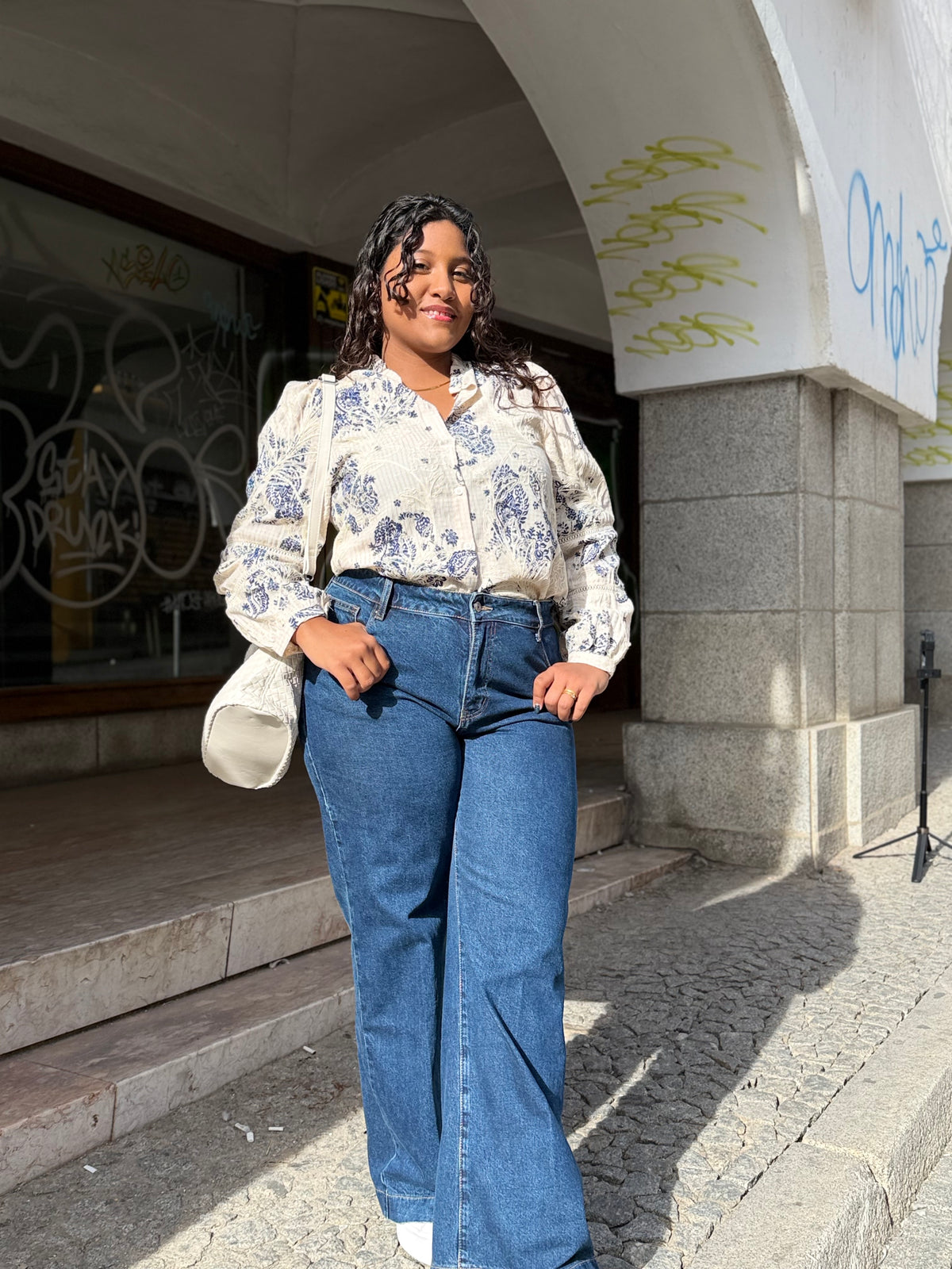 CAMISA COM BORDADOS