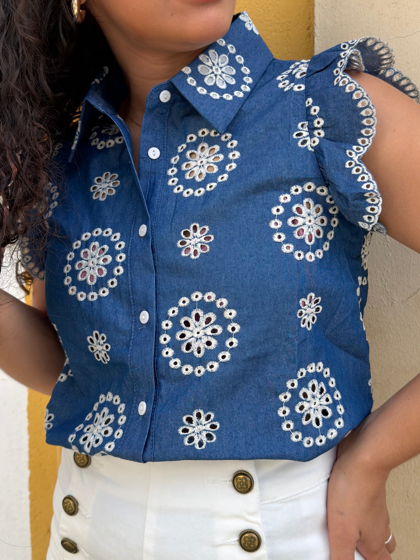 CAMISA AZUL COM BORDADOS