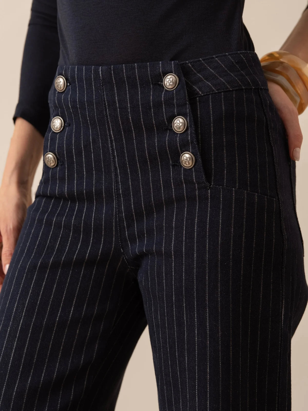 CALÇA VICTORINE RISCAS DE GIZ